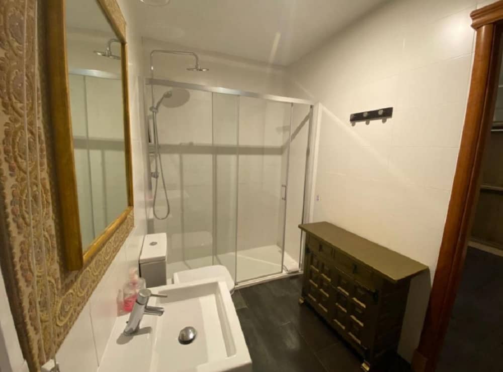 Cuarto de baño habitaciones Hostal Rual Cuenca 2 estrellas Cuarto de baño habitaciones Hostal Rual Cuenca 2 estrellas