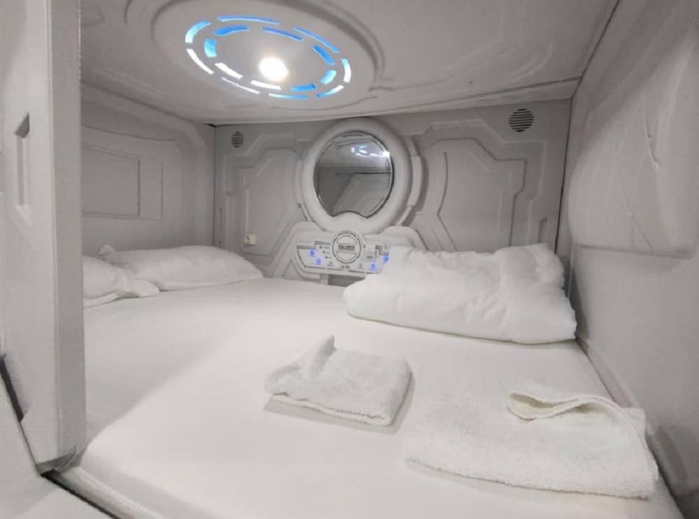 Hostal Mayor en una zona animada centro Alicante Just Hostel Capsules Alicante al lado estación de tren desde 29€